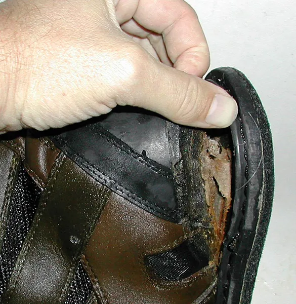 Coming apart - These Chota boots are dead! As you can see the upper material has given in in the rim along the sole and the boot is slowly "dissolving". As you can also see it is not only the outer layer that rips. The materials in the inner boot are also on the verge of total disintegration.